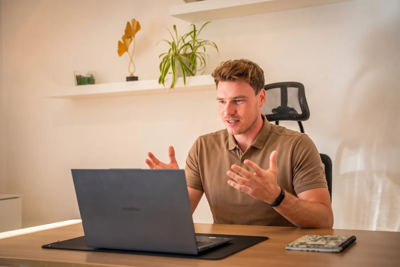 Marco Rotberg in einem Online-Coaching am Laptop
